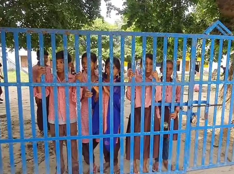 खूंखार कुत्तों का आतंक: कई घंटे स्कूल में कैद रहे छात्र, घटनाओं के बाद प्रशासन ने नहीं लिया सबक
